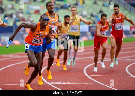 MUNCHEN, ALLEMAGNE - AOÛT 19: Liemarvin Bonevacia des pays-Bas et Isayah Boers des pays-Bas en compétition dans le relais hommes 4x400m aux championnats d'Europe Munich 2022 à l'Olympiastadion on sur 19 août 2022 à Munchen, Allemagne (photo d'Andy Astfalck/BSR Agency) Banque D'Images