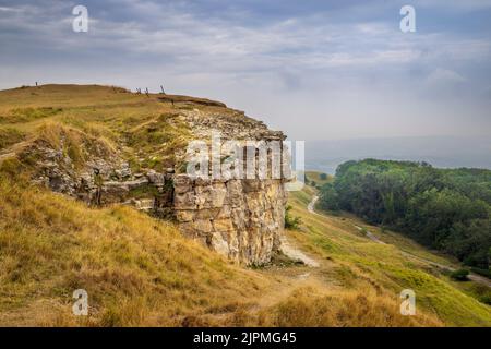 Castle Rock sur la Cotswold Way à Cleeve Hill surplombant un spa couvert de brume Cheltenham, Gloucestershire, Angleterre Banque D'Images