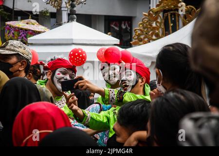 Bandung, Java-Ouest, Indonésie. 19th août 2022. Les danseurs 'Dogdog Lojor' ont pris des selfies de photos pendant l'événement à Bandung. Cet événement culturel, auquel ont assisté des résidents, des artistes et des danseurs de diverses régions de Java Ouest, visait à commémorer le 77th anniversaire de la province de Java Ouest. (Image de crédit : © Algi Febri Sugita/ZUMA Press Wire) Banque D'Images