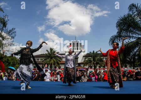 Bandung, Java-Ouest, Indonésie. 19th août 2022. Les danseurs exécutent une danse traditionnelle de West Java 'Ketok Tilu' à Bandung. Cet événement culturel, auquel ont assisté des résidents, des artistes et des danseurs de diverses régions de Java Ouest, visait à commémorer le 77th anniversaire de la province de Java Ouest. (Image de crédit : © Algi Febri Sugita/ZUMA Press Wire) Banque D'Images