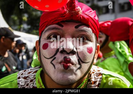 Bandung, Java-Ouest, Indonésie. 19th août 2022. Dancers 'Dogdog Lojor' pose pour la photo pendant l'événement à Bandung. Cet événement culturel, auquel ont assisté des résidents, des artistes et des danseurs de diverses régions de Java Ouest, visait à commémorer le 77th anniversaire de la province de Java Ouest. (Image de crédit : © Algi Febri Sugita/ZUMA Press Wire) Banque D'Images