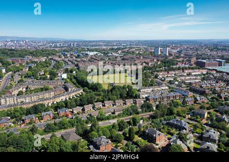 Vue aérienne par drone de la région de Newlands du côté sud de Glasgow Banque D'Images