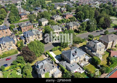 Vue aérienne par drone de la région de Newlands du côté sud de Glasgow Banque D'Images