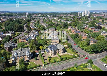 Vue aérienne par drone de la région de Newlands du côté sud de Glasgow Banque D'Images