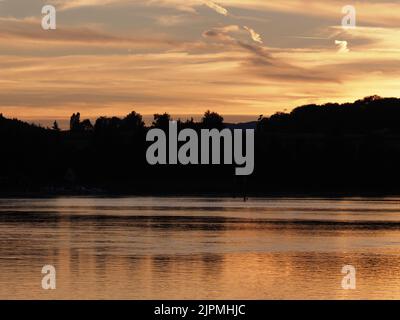 Soleil romantique au-dessus du Rhin près de l'européen Stein am Rhein dans le canton de Schaffhausen en Suisse, ciel nuageux en 2018 chaude soirée d'été le mois d'août Banque D'Images
