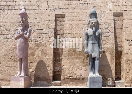 Louxor, Egypte; 17 août 2022 - Quelques statues du pharaon Ramses II au Temple de Louxor, Egypte. Banque D'Images