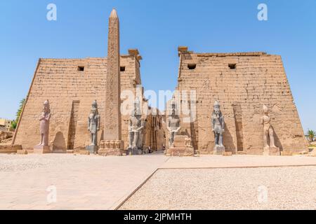 Louxor, Egypte; 17 août 2022 - le magnifique temple de Louxor au milieu de la ville de Louxor, Egypte. Banque D'Images