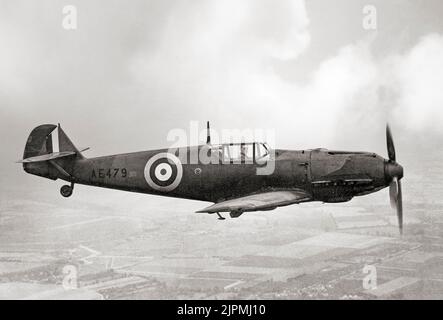 Un Messerschmitt BF 109 capturé en vol. L'avion de chasse allemand de la Seconde Guerre mondiale qui était, avec le Focke-Wulf FW 190, la colonne vertébrale de la force de chasse de la Luftwaffe. Il a été l'un des combattants les plus avancés lors de sa première apparition, avec une construction monocoque entièrement métallique, un toit fermé et un train d'atterrissage rétractable. Banque D'Images