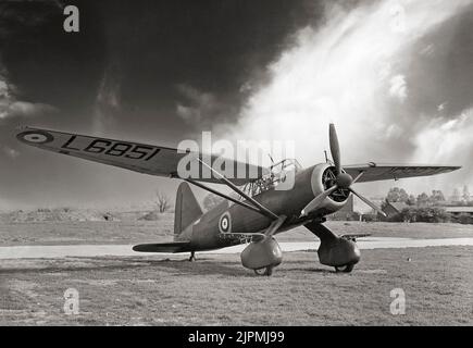 Le Westland Lysander était un avion de coopération et de liaison de l'armée britannique produit par des avions Westland qui a été utilisé immédiatement avant et pendant la Seconde Guerre mondiale. Après être devenu obsolète dans le rôle de coopération de l'armée, les performances de l'avion sur le court-terrain ont permis aux missions clandestines utilisant de petites pistes d'atterrissage improvisées derrière les lignes ennemies de placer ou de récupérer des agents, en particulier dans la France occupée avec l'aide de la résistance française. Banque D'Images