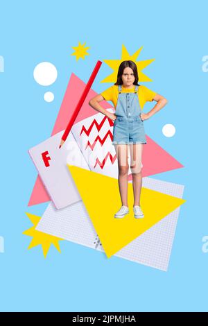 Image de collage vertical de petite fille négative insatisfaite mettre les mains taille recevoir bas F grade isolé sur le fond de dessin Banque D'Images