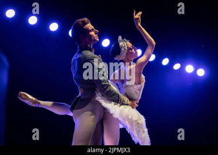 Helsinki. 18th août 2022. Des danseurs avec le ballet national finlandais se produisent au lac Swan lors d'un spectacle en plein air gratuit dans la nuit des arts à Helsinki, en Finlande, le 18 août 2022. La nuit des arts, aujourd'hui une tradition d'Helsinki, a été célébrée jeudi, avec diverses manifestations artistiques organisées dans différents lieux. De nombreux musées offrent une entrée gratuite et certaines galeries et musées prolongent leurs heures d'ouverture pendant l'événement. Credit: Matti Matikainen/Xinhua/Alamy Live News Banque D'Images