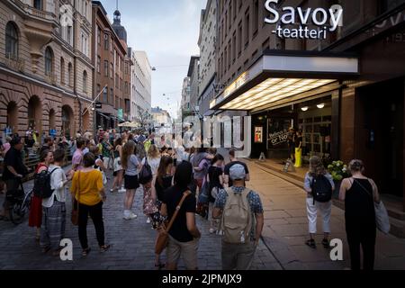 Helsinki, Finlande. 18th août 2022. Les gens regardent des spectacles pendant la nuit des arts à l'extérieur du Savoy Theatre à Helsinki, Finlande, le 18 août 2022. La nuit des arts, aujourd'hui une tradition d'Helsinki, a été célébrée jeudi, avec diverses manifestations artistiques organisées dans différents lieux. De nombreux musées offrent une entrée gratuite et certaines galeries et musées prolongent leurs heures d'ouverture pendant l'événement. Credit: Matti Matikainen/Xinhua/Alamy Live News Banque D'Images