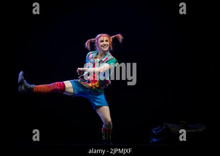 Helsinki, Finlande. 18th août 2022. Une danseuse du Ballet national finlandais interprète Pippi Longstocking, un personnage célèbre pour enfants créé par Astrid Lindgren, dans un spectacle en plein air gratuit pendant la nuit des arts à Helsinki, Finlande, le 18 août 2022. La nuit des arts, aujourd'hui une tradition d'Helsinki, a été célébrée jeudi, avec diverses manifestations artistiques organisées dans différents lieux. De nombreux musées offrent une entrée gratuite et certaines galeries et musées prolongent leurs heures d'ouverture pendant l'événement. Credit: Matti Matikainen/Xinhua/Alamy Live News Banque D'Images