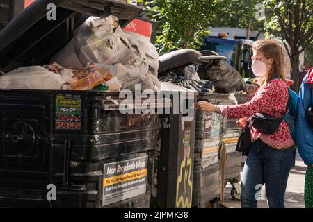 Édimbourg, Écosse, Royaume-Uni 19th août 2022. Grève des ouvriers d'Édimbourg. Vue sur le centre-ville d'Édimbourg, où les déchets commencent à s'accumuler après la grève des travailleurs Banque D'Images