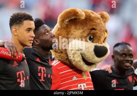 Jamal Musiala of Bayern Muenchen und Alphonso Davies of Bayern Muenchen feiern den Sieg mit Maskottchen Bernie FC Bayern MŸnchen - VfL Wolfsburg Fussball 1 . Bundesliga saison 2022 / 2023 © diebilderwelt / Alamy stock Banque D'Images