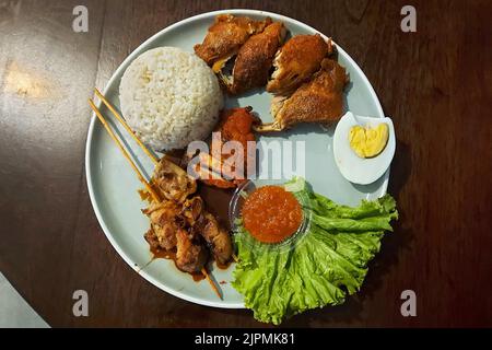 Nasi Campur, mélange de riz, cuisine traditionnelle, au Cafe Jakarta, Indonésie Banque D'Images