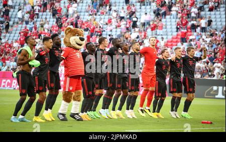 Spieler feiern mit den fans und Maskottchen Bernie FC Bayern MŸnchen - VfL Wolfsburg Fussball 1 . Bundesliga saison 2022 / 2023 © diebilderwelt / Alamy stock Banque D'Images