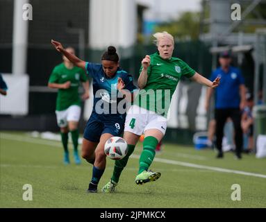 Daniela Lambin du FC Tallinna Flora et Batoul Khaled Dar Khalil du fc qiryat lors du match du FC Tallin Flora et du FC qiryat lors du premier tour de qualification de la Ligue des champions des femmes de l’UEFA sur 18 août 2022 au terrain d’entraînement de Juventus, à Turin, en Italie. Photo Nderim Kaceli Banque D'Images