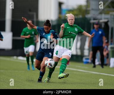 Vinovo, Italie. 18th août 2022. Daniela Lambin du FC Tallinna Flora et Batoul Khaled Dar Khalil du fc qiryat lors du match du FC Tallin Flora et du FC qiryat lors du premier tour de qualification de la Ligue des champions de l'UEFA Womenâ&#X80;&#x99;s sur 18 août 2022 au terrain d'entraînement de Juventus, Turin, Italie. Photo Nderim Kaceli crédit: Agence de photo indépendante/Alamy Live News Banque D'Images