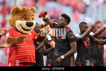 Alphonso Davies du Bayern Muenchen mit Maskottchen bernie FC Bayern MŸnchen - VfL Wolfsburg Fussball 1 . Bundesliga saison 2022 / 2023 © diebilderwelt / Alamy stock Banque D'Images