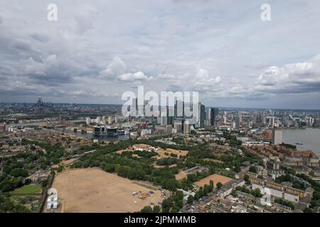 Canary Whaf bussines district londres vue aérienne été sécheresse 2022 brun sec herbe Banque D'Images