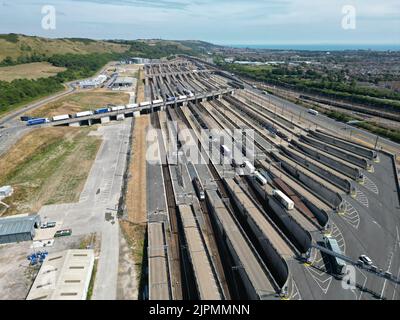 Eurotunnel Folkestone terminal Canal tunnel UK drone vue aérienne Banque D'Images