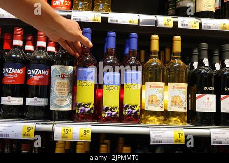 Vins régionaux dans un supermarché local Banque D'Images