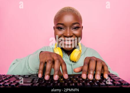 Photo de jolie fille de programmeur indépendant de codage faisant de nouveau programme de logiciel isolé sur fond de couleur rose Banque D'Images