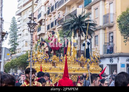 Huelva, Espagne - 10 avril 2022: Trône ou plate-forme de la Fraternité de la Borriquita, en procession par les rues étroites de la ville Banque D'Images