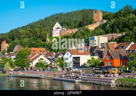 Miltenberg, Allemagne - 18 juillet 2021 : la vieille ville et le château vus de la rivière main Banque D'Images
