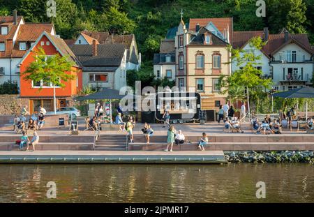 Miltenberg, Allemagne - 18 juillet 2021: La vieille ville avec des gens se détendant au soleil, vue de la rivière main Banque D'Images