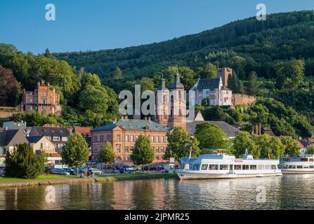 Miltenberg, Allemagne - 18 juillet 2021: La vieille ville avec le bateau pour les touristes amarré, vue de la rivière main Banque D'Images