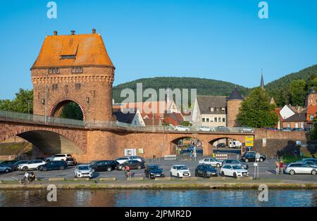 Miltenberg, Allemagne - 18 juillet 2021: L'ancien pont porte vue de la rivière main Banque D'Images