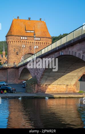 Miltenberg, Allemagne - 18 juillet 2021: L'ancien pont porte vue de la rivière main Banque D'Images