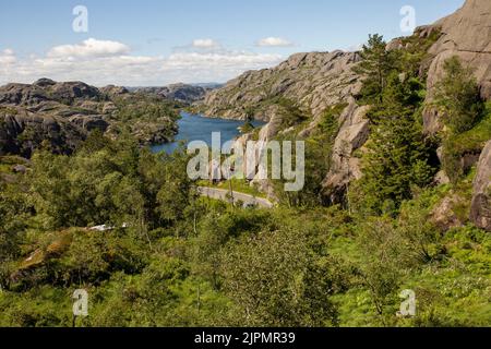 Vues incroyables sur la côte sud de la Norvège, fjords, lacs, belle nature. Enfants et adultes voyageant en Norvège l'été Banque D'Images