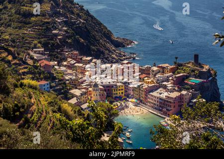 Vernazza, Italie - 1 août 2022 : vue sur le beau bord de mer du village de Vernazza en été dans la région des Cinque Terre, Italie Banque D'Images