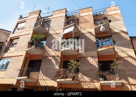 Maison avec balcon extérieur. Immeuble résidentiel de la ville . Pots de fleurs sur le balcon Banque D'Images