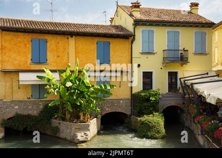 Borghetto près de Valeggio sul Mincio, province de Vérone, Vénétie, Italie : village historique sur la rivière, le long du passage à vélo Banque D'Images