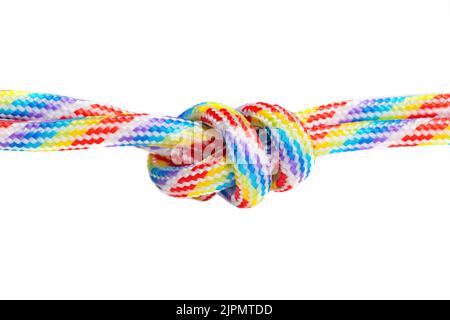 Deux cordons tressés multicolores noués ensemble isolés sur fond blanc. Concept d'unité créative. Banque D'Images