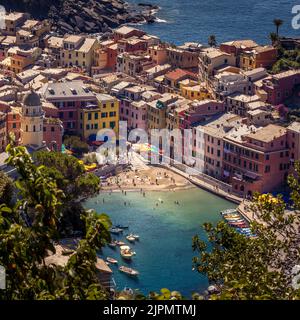 Vernazza, Italie - 1 août 2022 : vue sur le beau bord de mer du village de Vernazza en été dans la région des Cinque Terre, Italie Banque D'Images