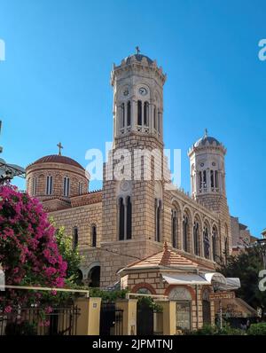 Église orthodoxe grecque de la Sainte Église de la Dormition de la Vierge Marie Chrysospileotissa à Athènes. Église orthodoxe historique. Banque D'Images