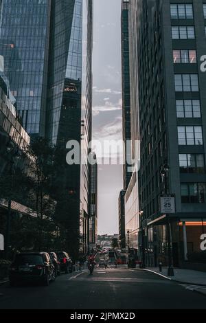 Une belle photo de la rue entre les gratte-ciels de New York Banque D'Images