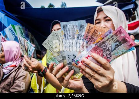 Bandung, Indonésie. 19th août 2022. Les femmes affichent de nouveaux billets indonésiens à Bandung. Le gouvernement indonésien et Bank Indonesia ont lancé sept nouveaux billets pour commémorer le 77th anniversaire de l'indépendance de l'Indonésie. (Photo par Algi Febri Sugita/SOPA Images/Sipa USA) crédit: SIPA USA/Alay Live News Banque D'Images