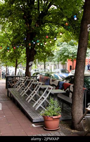 Belgrade-Serbie - 28 mai 2022: Rue café-bar terrasse avec chaises et tables dans Dorcol - zone pleine de bars et de restaurants à sortir pour foo Banque D'Images