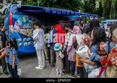 Bandung, Indonésie. 19th août 2022. Les gens font la queue pour un nouvel échange de billets indonésiens à Bandung. Le gouvernement indonésien et Bank Indonesia ont lancé sept nouveaux billets pour commémorer le 77th anniversaire de l'indépendance de l'Indonésie. (Photo par Algi Febri Sugita/SOPA Images/Sipa USA) crédit: SIPA USA/Alay Live News Banque D'Images