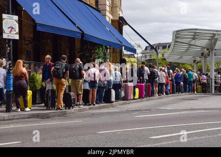 Londres, Royaume-Uni. 19th août 2022. Une énorme file d'attente se forme à une station de taxis devant la gare de King's Cross alors qu'une grève de métro frappe la capitale. Les travailleurs du RMT (Syndicat des chemins de fer, des Maritimes et des Transports) du métro de Londres ont organisé une sortie sur les salaires et les pensions. Credit: Vuk Valcic/Alamy Live News Banque D'Images