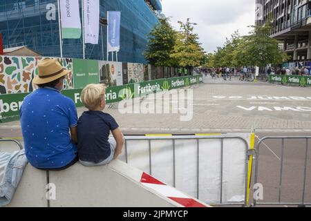 Munich, Allemagne. 19th août 2022. UTRECHT - les premiers spectateurs se sont installés le long du cours avant le début du procès en équipe le premier jour de la Vuelta a Espana (Vuelta a Espana). Les trois premiers jours de l'événement cycliste se tiendront sur le sol hollandais, après quoi la caravane se rendra en Espagne le jour de repos. ANP VINCENT JANNINK crédit: ANP/Alay Live News Banque D'Images
