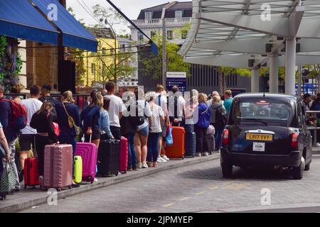 Londres, Royaume-Uni. 19th août 2022. Une énorme file d'attente se forme à une station de taxis devant la gare de King's Cross alors qu'une grève de métro frappe la capitale. Les travailleurs du RMT (Syndicat des chemins de fer, des Maritimes et des Transports) du métro de Londres ont organisé une sortie sur les salaires et les pensions. Credit: Vuk Valcic/Alamy Live News Banque D'Images