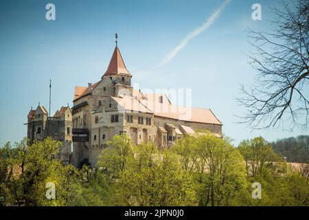 Belle vue panoramique de l'ancien château royal de Pernstejn. Région de Moravie du Sud, République tchèque. Europe. Arbres verts et fond ciel bleu HD. Wal Banque D'Images