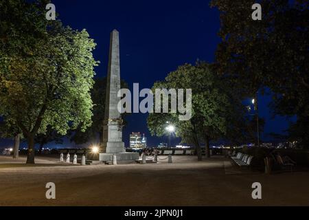 Belle photo nocturne de la vieille ville de Brno à l'heure bleue - obélisque Denisovy sady, République tchèque, Europe. Arrière-plan HD, 4K fonds d'écran. Banque D'Images